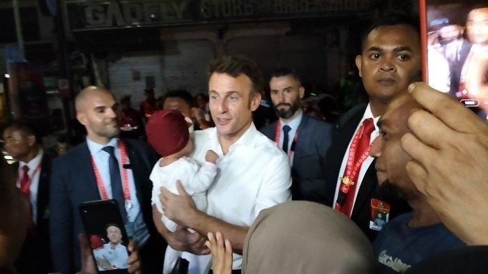 Usai Makan Malam Bareng Jokowi, Macron Nikmati Suasana Bali dengan Jalan Kaki