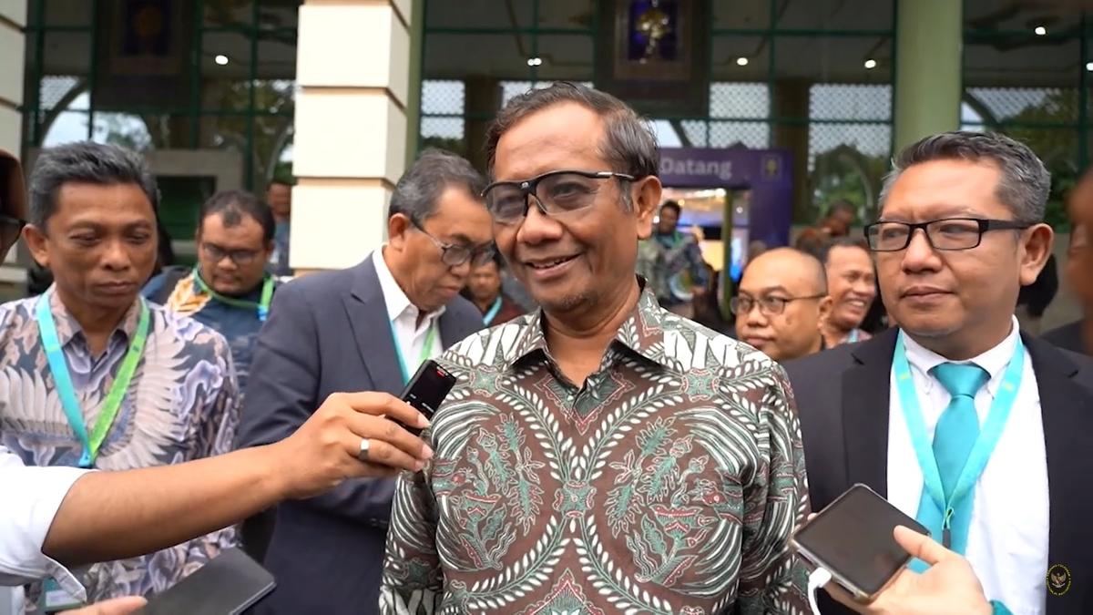 Resmi! Jokowi Tunjuk Mahfud Md Jadi Plt MenPAN-RB