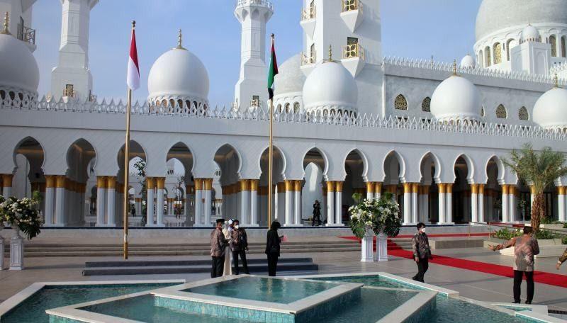 Satpam Masjid Sheikh Zayed Solo  yang Terima Tip Betal Dipecat