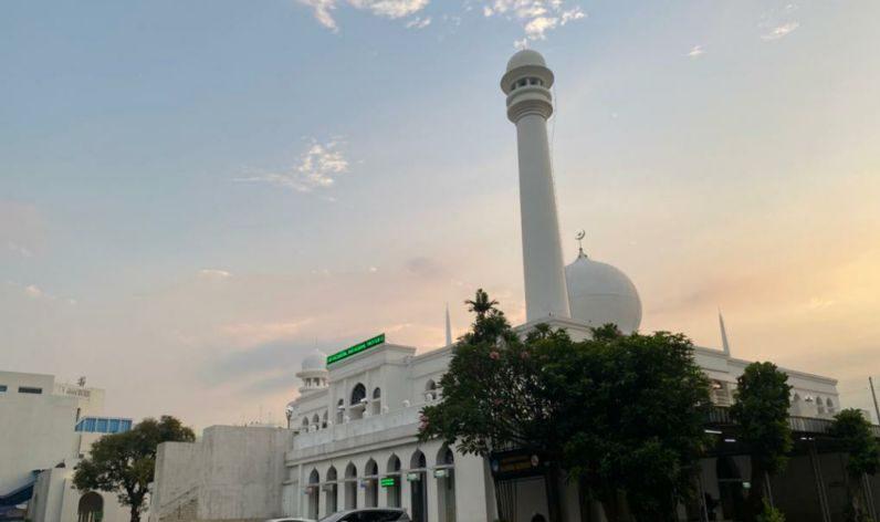Alhamdulillah, Pengelola Masjid Al-Azhar Bagikan 700 Takjil Gratis