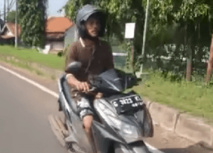 Parah! Pria Ini Masturbasi di Atas Sepeda Motor, Videonya Viral