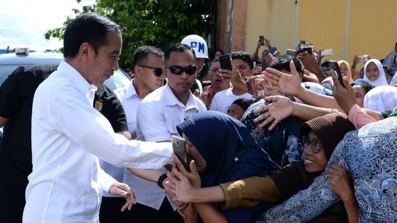 Rakyat Cium Tangan Habib vs Pejabat, Apa Bedanya?