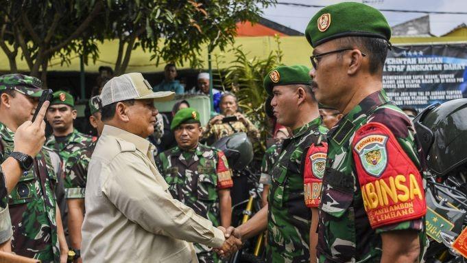Menhan Prabowo Ingatkan Prajurit TNI Selalu Jadi Pelayan Rakyat