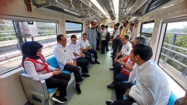 Menhub Budi Sasar 140 Ribu Orang Gunakan LRT demi Urai Macet Jakarta