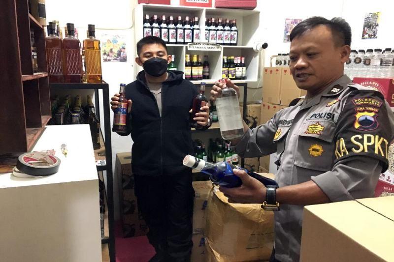 Polisi Gerebek Gudang Minuman Keras di Solo, Ribuan Botol Diamankan