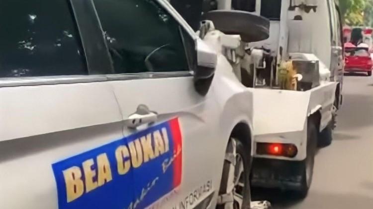 Tak Pandang Bulu, Mobil Bea Cukai Diderek Dishub gegara Parkir Liar
