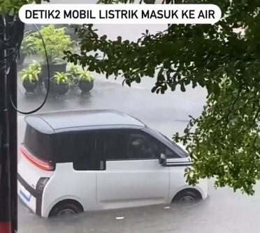 Ngeri Korslet, Netizen Olok-olok Mobil Listrik Terjebak Banjir