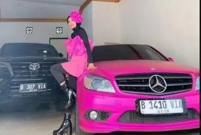 Berpose Bak Artis, Istri Pamer Dua Mobil Mewah Pejabat Kemensetneg Dinonaktifkan