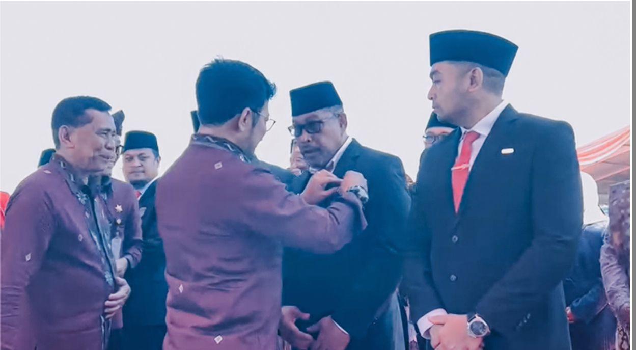 Murad Ismail Raih Tanda Jasa Satyalencana Wira Karya dari Jokowi
