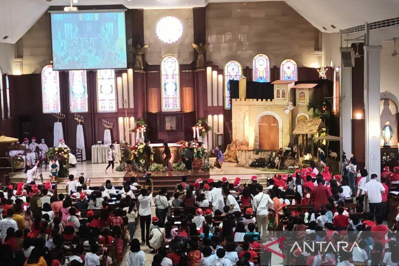 Ribuan Anak Ikuti Misa Natal di Gereja Purbayan Solo
