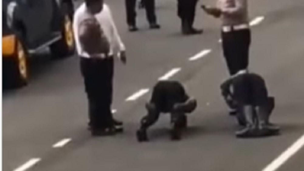 Viral Oknum Polisi Jilat Kue HUT ke-77 TNI Dihukum Merangkak di Aspal
