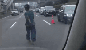 Ngeri! Aksi Pria Halangi Laju Mobil di Tol Dalam Kota