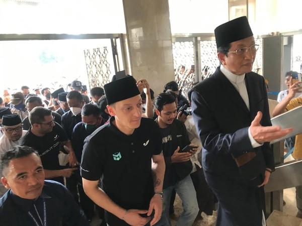 Mesut Ozil Berpeci Hitam Datangi Masjid Istiqlal untuk Lakukan Salat Jumat