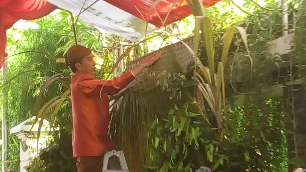 Jokowi Pasang Bleketepe sebagai Tanda Dimulainya Prosesi Siraman Kaesang Pangarep