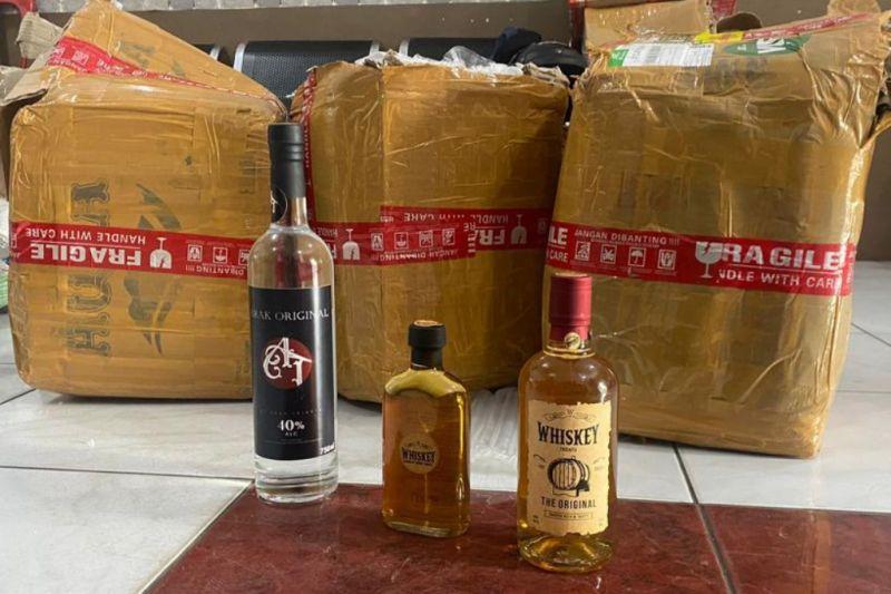 Bea Cukai Kudus Gagalkan Pengiriman Paket 11,75 Liter Miras Ilegal