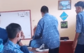 Viral! Pelajar SMP Bully Temannya, Dipakaikan Helm dan Ditendang Bertubi-tubi hingga Tersungkur
