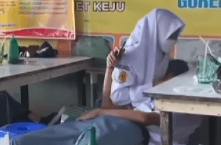 Rusak! Pelajar SMA Mesum di Warung Makan Ramai Pengunjung