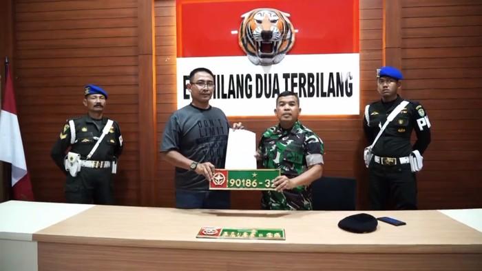 TNI AD Tarik Pelat Nomor Jenderal Bintang 2 Isi Pertalite di SPBU