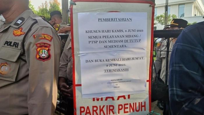 'Lord' Luhut Tiba di PN Jaktim, Semua Layanan Ditutup