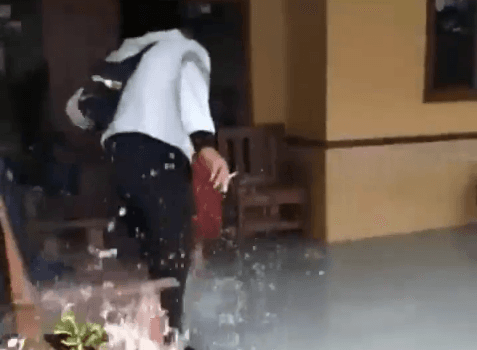 Disiram Air Seember oleh Emak-emak, Lihat Balasan Si Penagih Utang