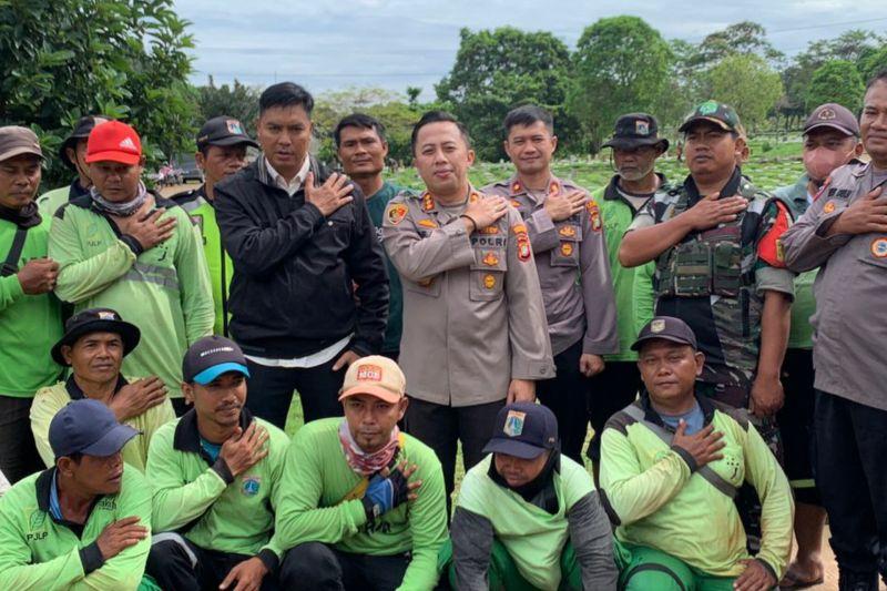 Polisi Salurkan 100 Paket Bansos untuk Penggali Kubur TPU Kampung Kandang