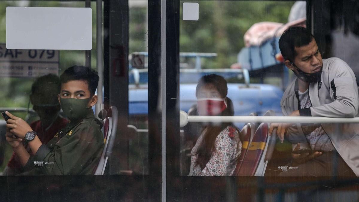 TransJakarta Bolehkan Penumpang Lepas Masker, Asal...