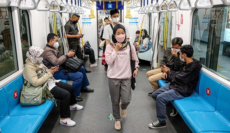 Kemenhub Cabut Aturan Pemakaian Masker, Penumpang MRT Mulai Tak Pakai