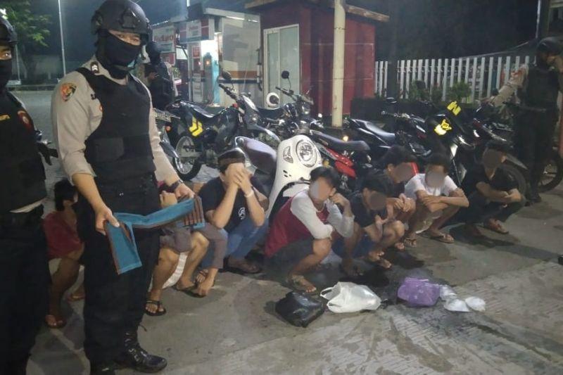Polres Kudus Amankan 11 ABG Tanggung Perang Sarung dan Air di Depan SPBU