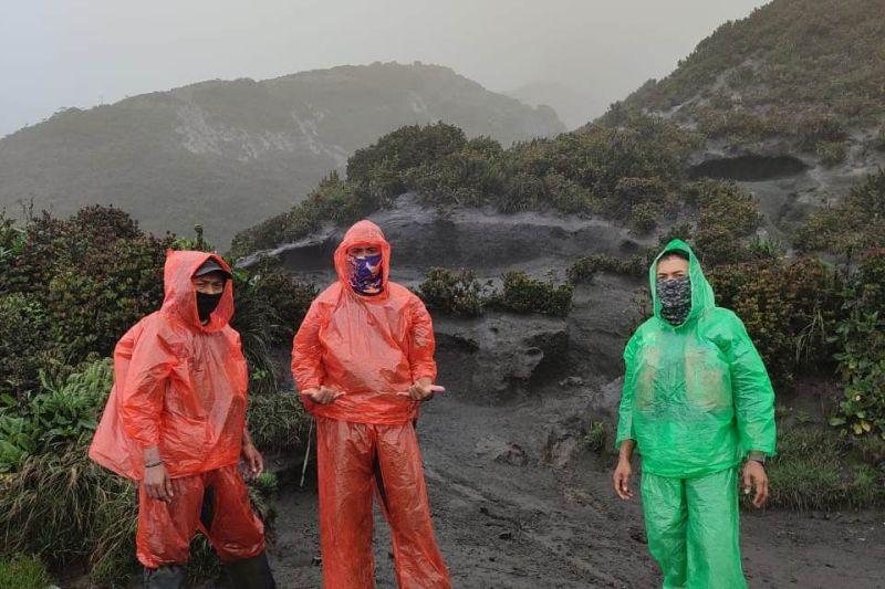 Abu Vulkanik Setebal 5 Sentimeter Tutup Jalur Pendakian Gunung Kerinci