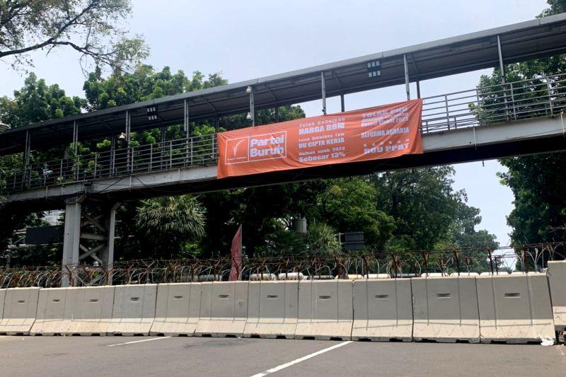 Imbas Demo Buruh, Polisi Tutup Jalan Medan Merdeka Barat