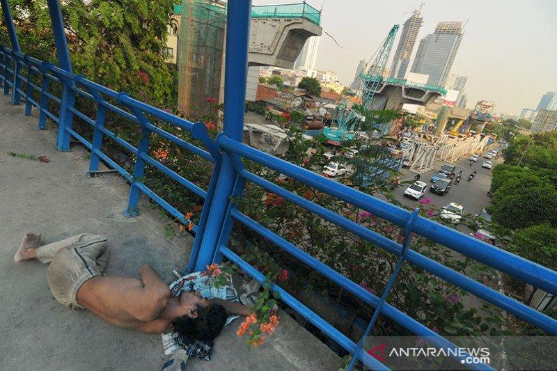 PPKS Kabur ke Kali Ciliwung saat Tim Gabungan Lakukan Penertiban di Menteng
