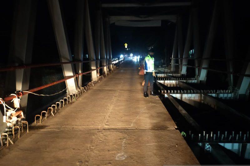 Lewati Jembatan yang Sedang Diperbaiki, Tiga Orang Termasuk Bayi Jatuh ke Sungai Cimandiri