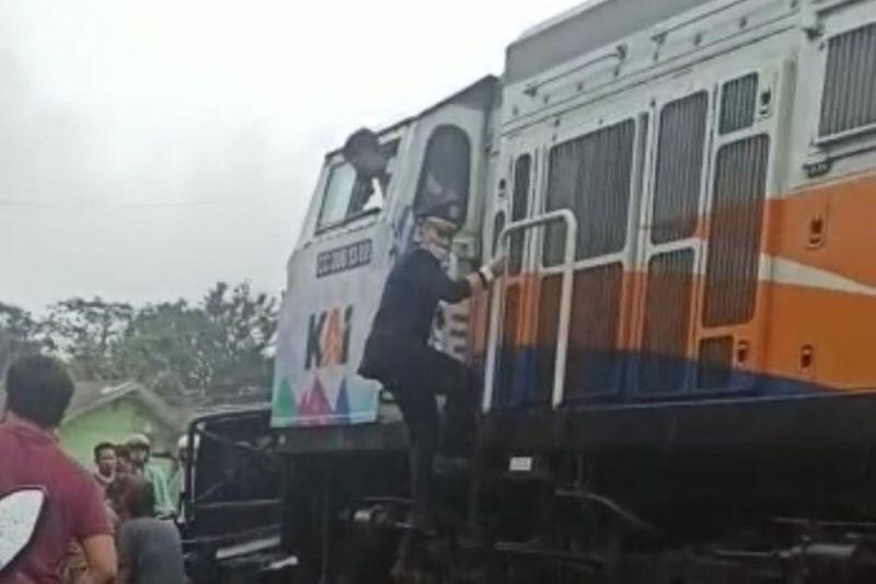 Mobil Bak Tertabrak Kereta Api di Sukabumi, Polisi: Mesin Mati saat Lintasi Rel