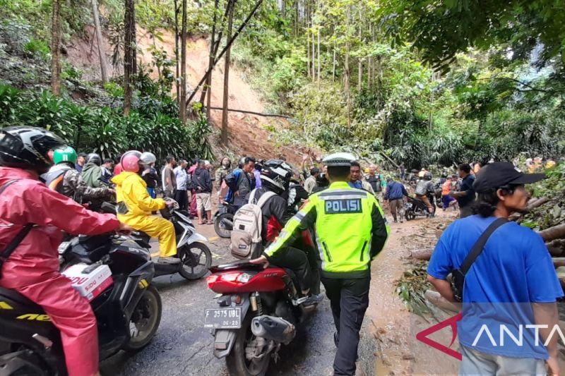 Imbas Tanah Longsor, Kendaraan dari Sukabumi ke Palabuhanratu Dialihkan ke Jalur Alternatif Cikidang