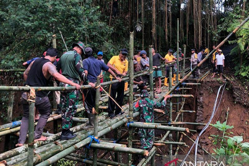 Polri, TNI dan warga Gotong Royong Bangun Jembatan Baru di Bangli Bali