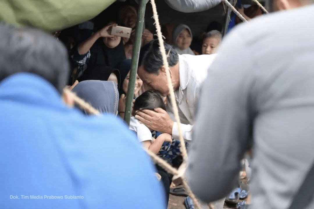 Foto Prabowo Subianto Gendong dan Cium Anak-anak Korban Gempa Cianjur