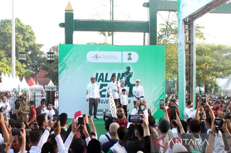 Presiden Jokowi Jalan Sehat 1 Abad NU Bareng Ibu Iriana hingga Warga di Solo