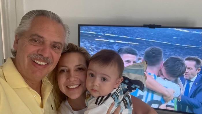 Presiden Argentina Unggah Foto Selfie saat Messi Dkk Angkat Trofi Piala Dunia