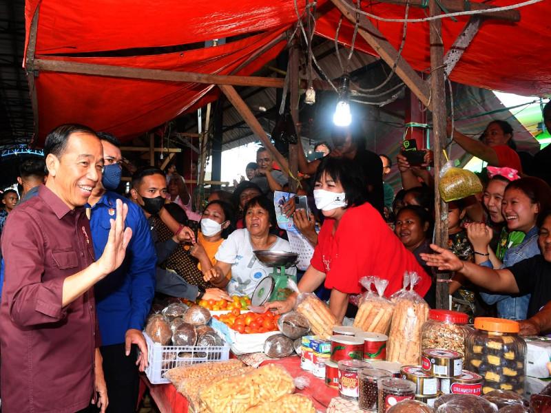 Jokowi Pakai Kemeja Merah Tua Saat Blusukan, Bosan Nih dengan Warna Putih?