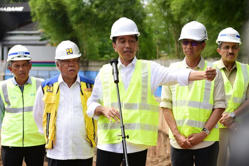 Candaan Jokowi Saat Tinjau Kali Ciliwung di Tengah Guyuran Hujan