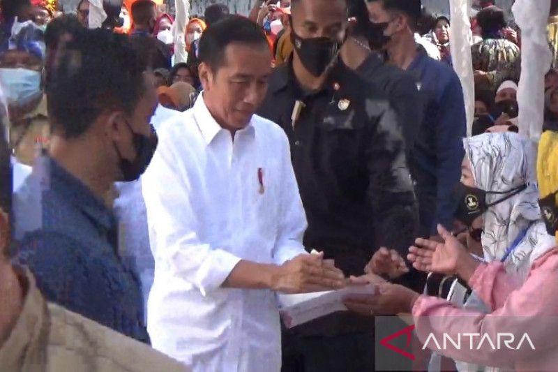 Presiden Jokowi Salurkan BSU dan BLT BBM bagi Warga Baubau