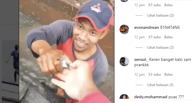 Tega Banget! Demi Konten Sampah, Pria Ini Pura-pura Beramal Kasih Uang Mainan ke Pekerja Gorong-gorong