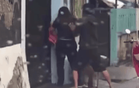 Viral! Aksi Brutal Pria Pukuli Wanita di Depan Anak, Netizen Marah Warga cuma Nonton