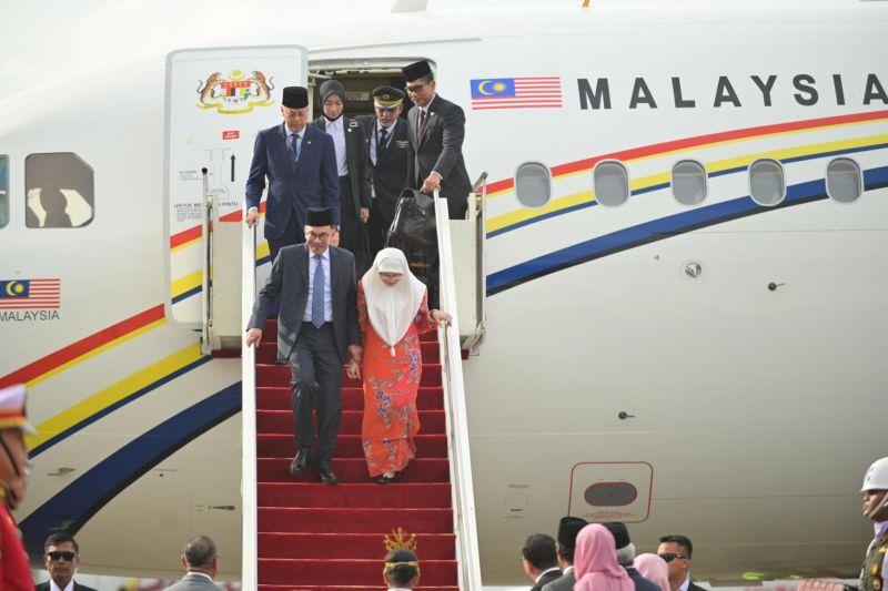 PM Malaysia Anwar Ibrahim Tiba di Labuan Bajo, Disambut Menteri Budi Karya Sumadi