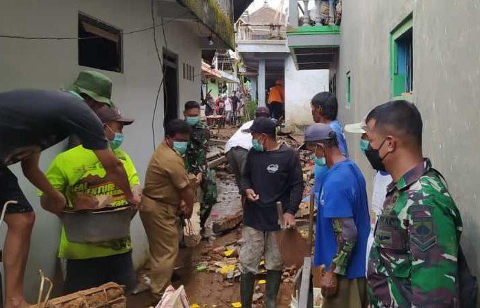 Warga Griwarno Gotong-royong Singkirkan Puing-puing Ledakan Bahan Mercon di Magelang