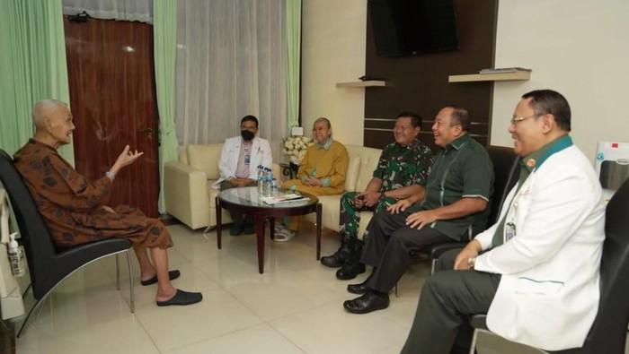 Try Sutrisno sudah Bisa Duduk di Kursi dan Membuat Panglima TNI Tersenyum