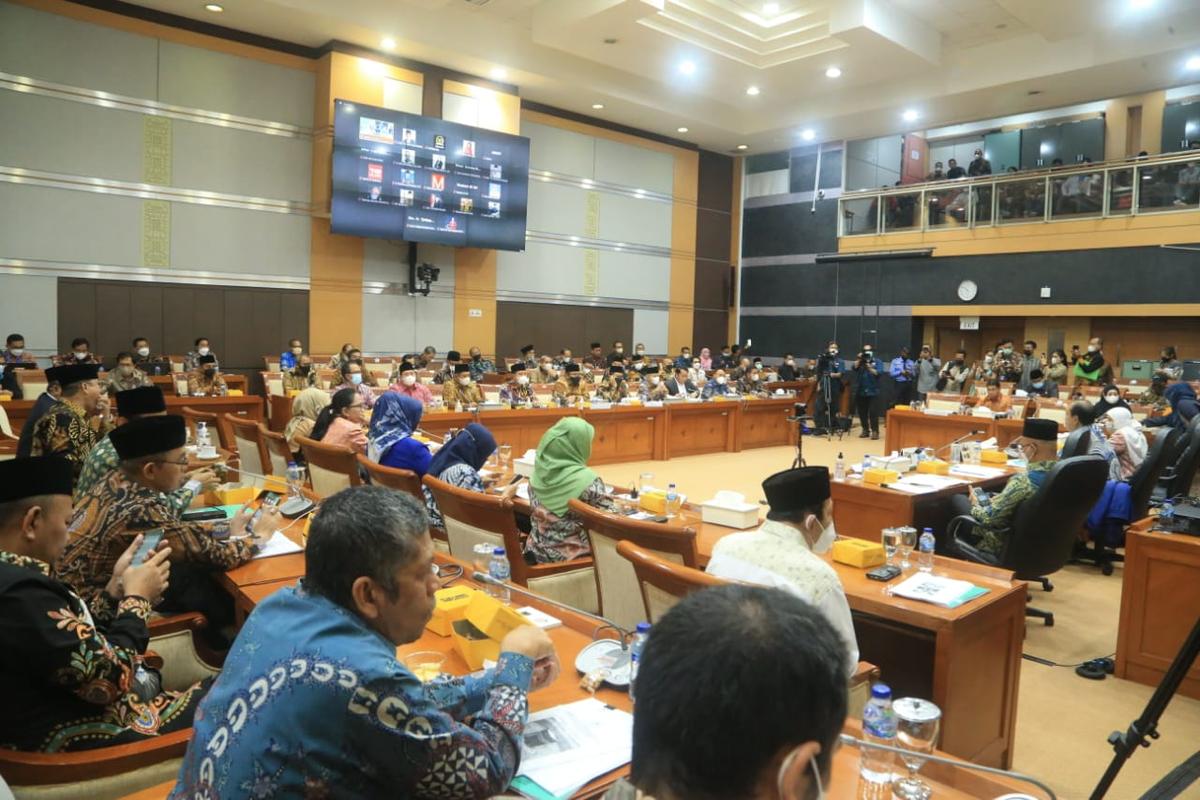 Canda Fraksi Golkar kepada Dirjen PHU Kemenag: Batiknya Warna Kuning