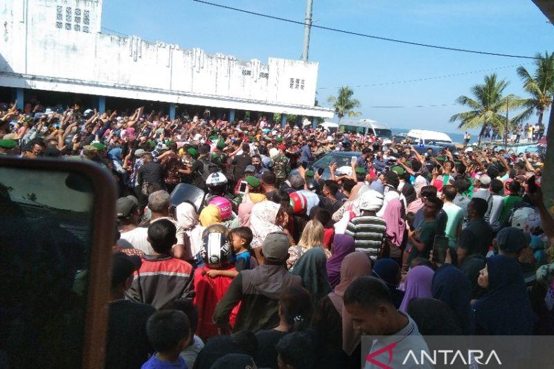 Warga Baubau Sultra Rela Berdesak-desakan Demi Lihat Langsung Presiden Jokowi