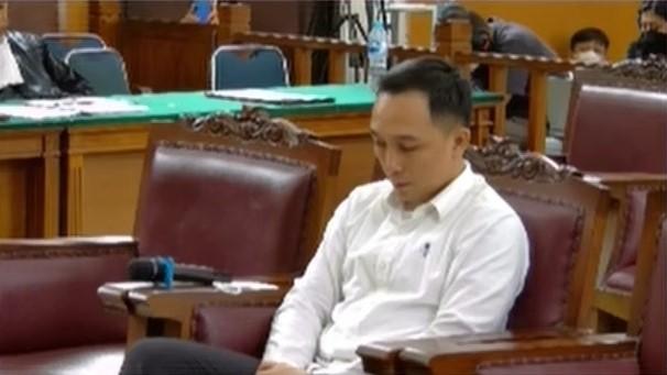 Ekspresi Datar Ricky Rizal Usai Dituntut 8 Tahun Penjara