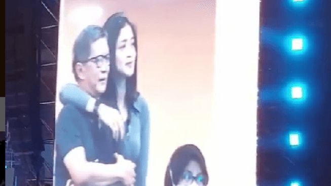 Rocky Gerung Terciduk Dirangkul Wanita Muda di Konser Dewa 19